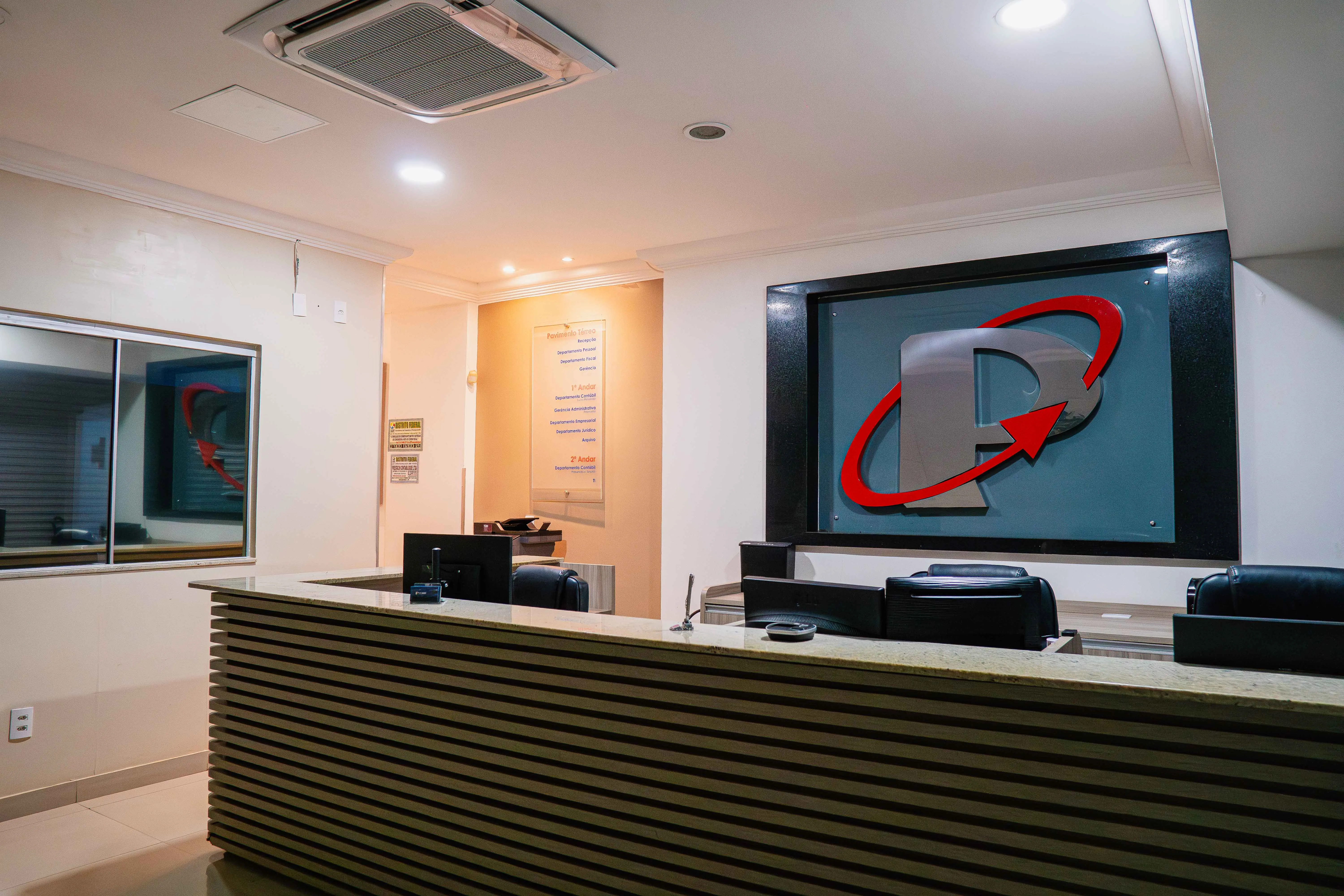 Recepção da Prestacon Contabilidade em Taguatinga, ambiente moderno e acolhedor