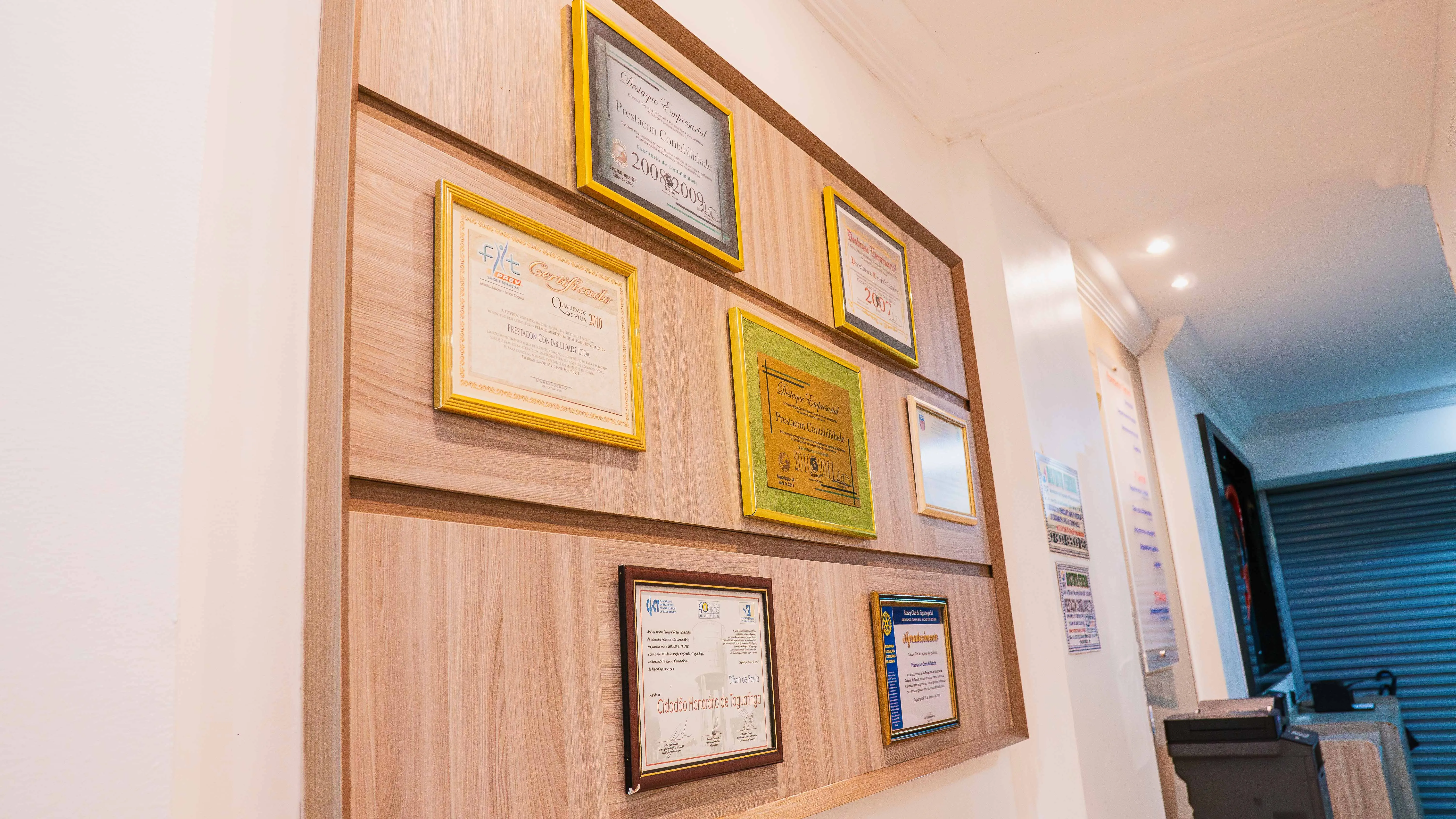 Certificados e reconhecimentos da Prestacon expostos no escritório de contabilidade em Taguatinga